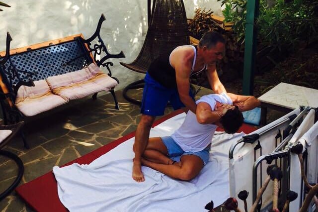 masajista hace giro de la cintura al recibidor del masaje