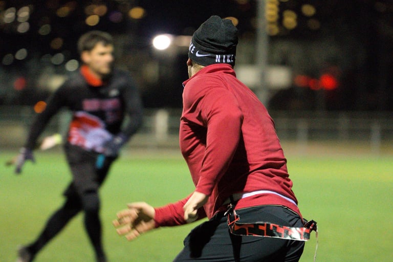 Flag Football Training der Limmat Lightning in Zürich: Spieler in Bewegung auf dem Spielfeld