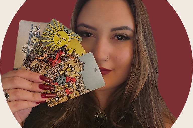 imagem da tarologa milena segurando 4 cartas do tarot