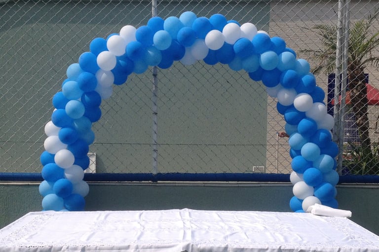 Arco de balões versátil para aniversários, inaugurações e eventos corporativos.