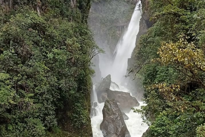 Pailon del Diablo - Banos de Agua Santa