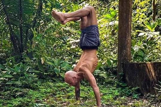 devon bennet profile pic doing a handstand