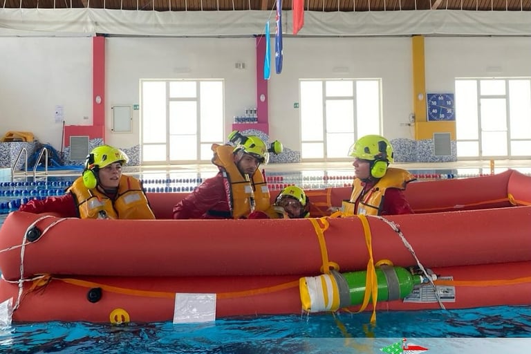 Учения по спасению на воде - стажеры HEMS отрабатывают техники спасения на воде в контролируемом бас
