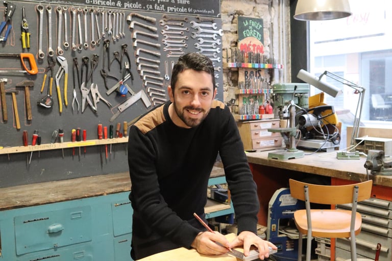 tracage des pièces de bois dans l'atelier de charpente