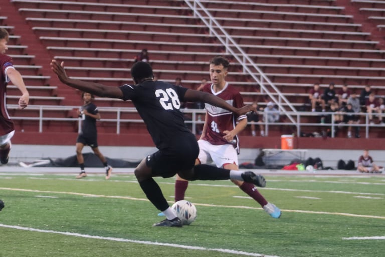 Ahmed Fofana mixing defenders