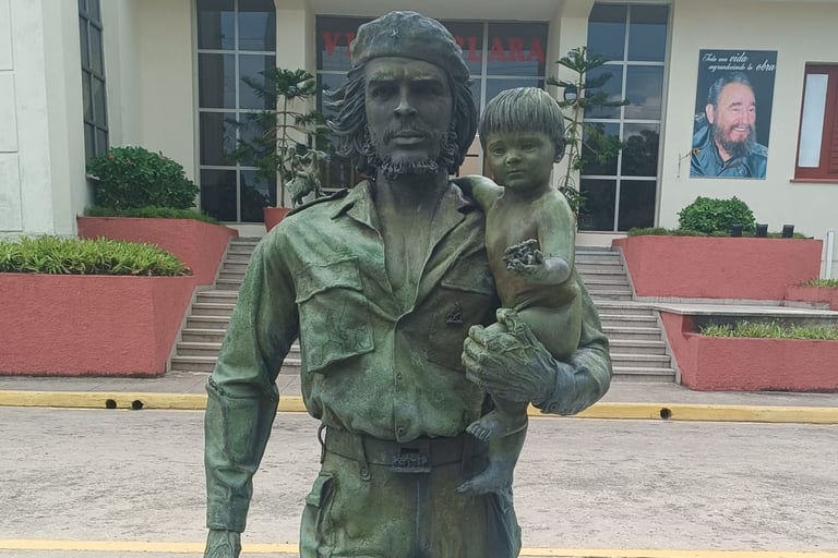 Statua del Che Guevara con bambino a Santa Clara