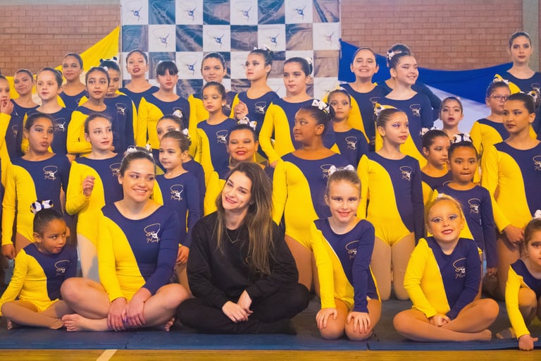 ginastas reunidas com a professora