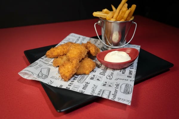 AI obrađena fotografija chicken nuggetsa prilagođena za digitalni marketing i oglašavanje restorana