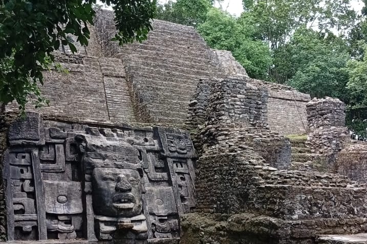 Rovine Maya di Lamanai in Belize