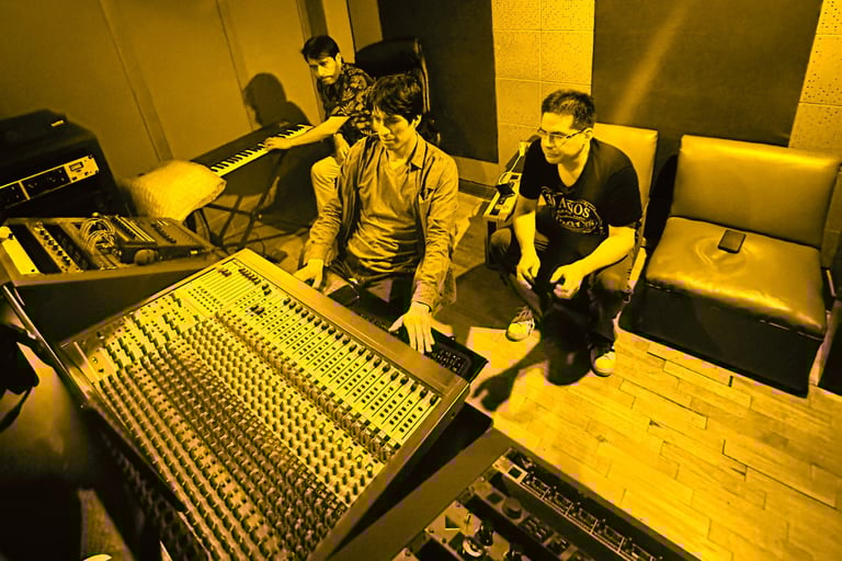 La R4ttio mezclando "Senza Corpo" en MCA Studios junto a Miguel Ángel Yance