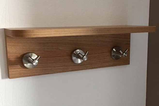 Mobilier pour salle de bain, plus excatement un porte serviette, provenant de la menuiserie Glohr.
