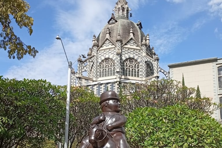 consigli di viaggio in Colombia - piazza a Medellin