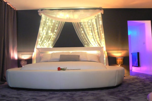 chambre de la love room  avec jacuzzi privatif en bretagne
