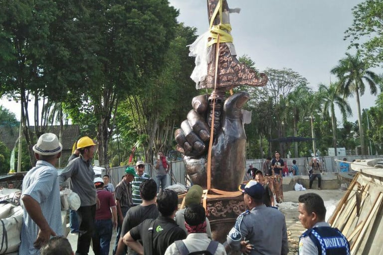 Patung keris berbahan tembaga
