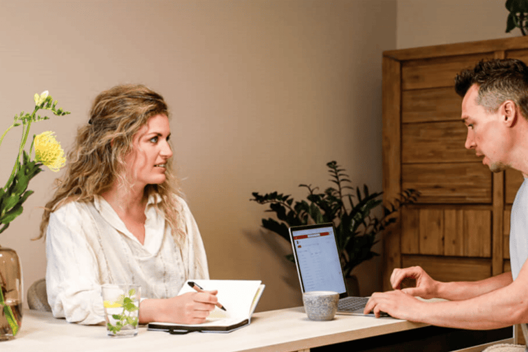 Jacquelien en Laurens in overleg in de praktijkruimte voor ondernemers