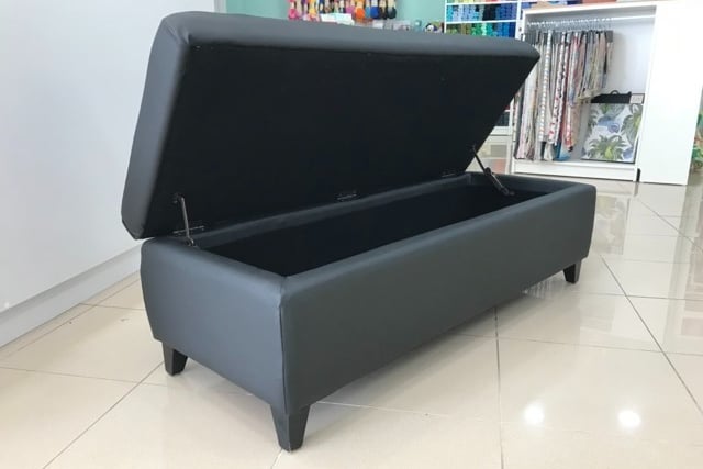 Tapicería arcón reposa pies en polipiel negro. Tenerife.