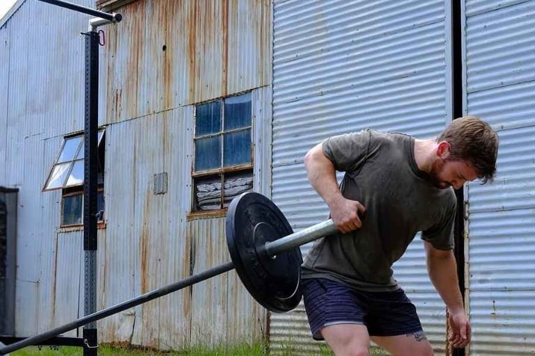El Mati haciendo remo con landmine. Personal trainer a domicilio en Vitacura.