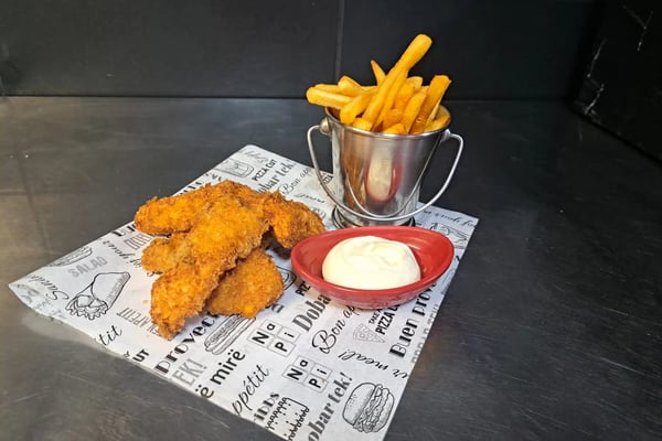 Fotografija chicken nuggetsa snimljena mobitelom u fast food restoranu, bez studijske rasvjete