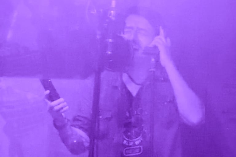 Toño Valero grabando la voz principal de "Amiga" en MCA Studios