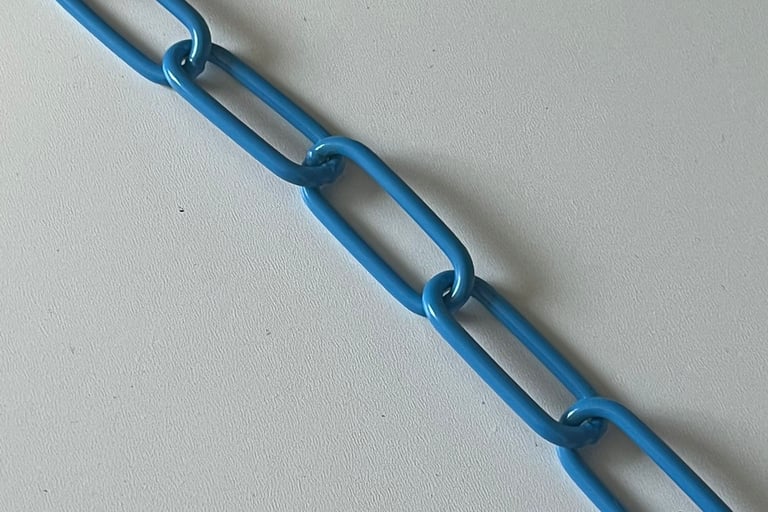 Runder Kreis mit einem Farbmuster mittig eine Kette in Blau, Hundekette, Pulverbeschichtet