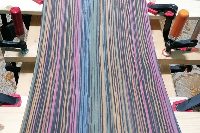 Topsheet in bamboo colorato per snowboard artigianale