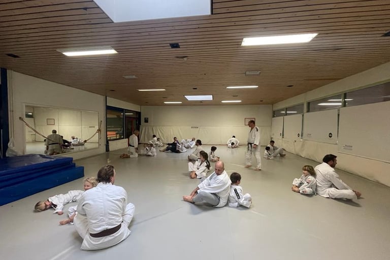 Ouder en kind judo onder leiding van sensei Patrick de Ridder