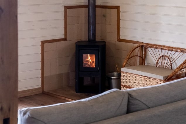 Lareira a lenha acesa na sala de estar para dias de frio e neve em Urubici