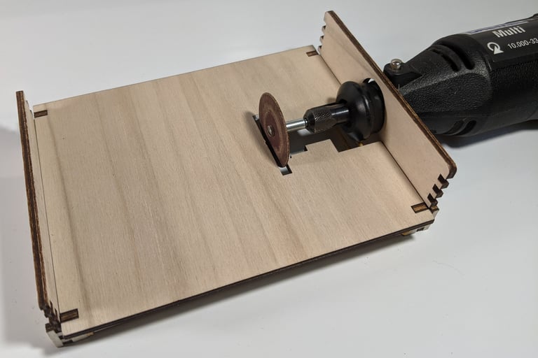 Le Dremel vient se fixer à ce petit établi en bois.