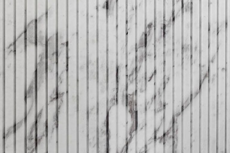 "dekoratyvinė frezuota sienelė iš kvarco akmens"