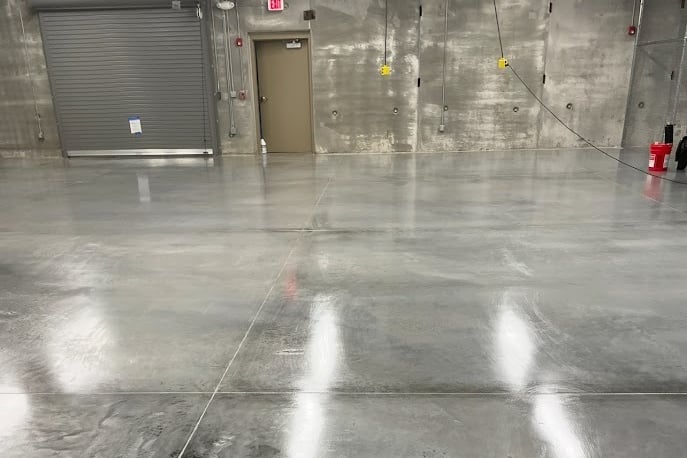 LIGHT FINISH ON THE CONCRETE WITH HIGH GLOSS FINISH