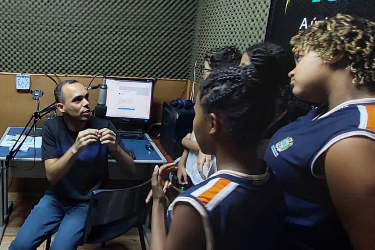 Alunos conhecendo o estúdio da ItatiaiaFM