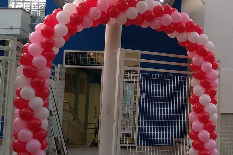Arco de balões na entrada de escola para festa ou evento escolar, dando boas-vindas.
