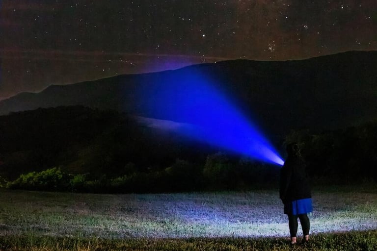 Chica iluminando la Vía Láctea