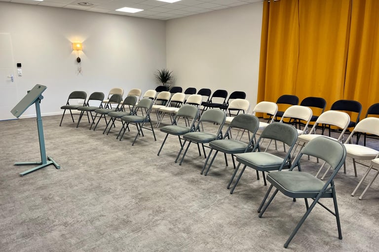 Salle 55 m²  avec 34 chaises