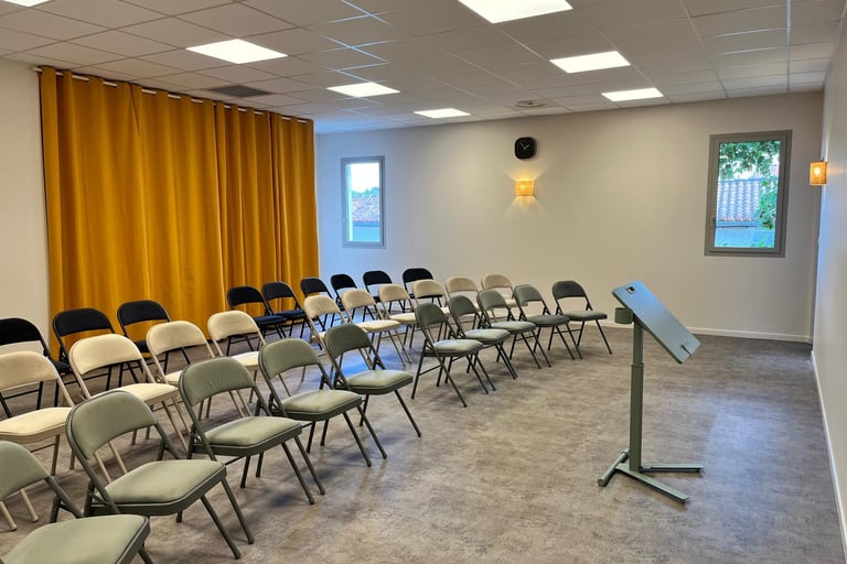 Salle 55 m²  avec 34 chaises