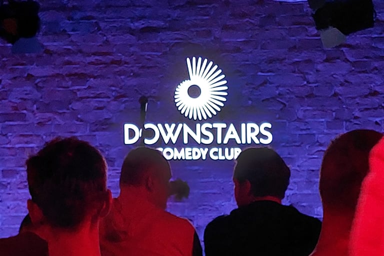 Bühne beim Downstairs Comedy Club