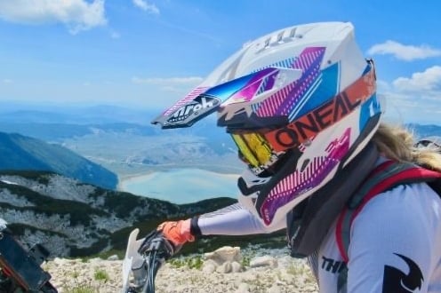 Freiheit und Fokus – Profilansicht auf dem Motorrad vor Berg- und Seekulisse