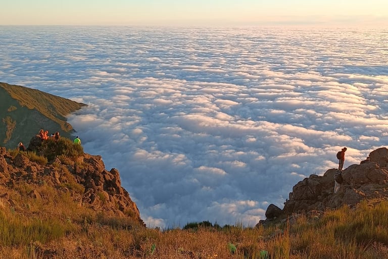 Vista all'alba da Pico do Areiro con un mare di nuvole