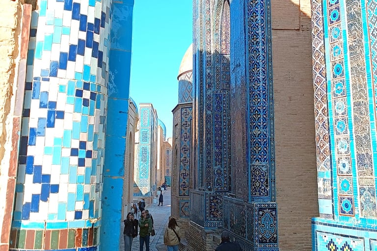 Mausolei con piastrelle azzurre a Samarcanda in Uzbekistan