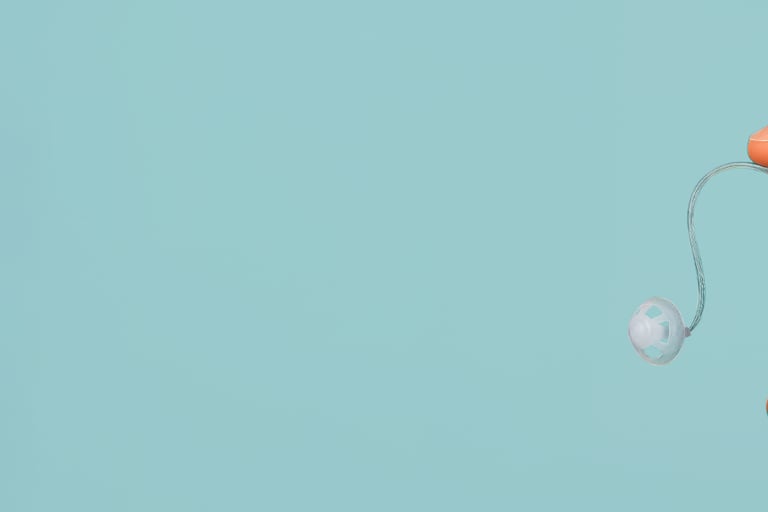 aparelho auditivo do tipo ric sendo segurado na ponta dos dedos