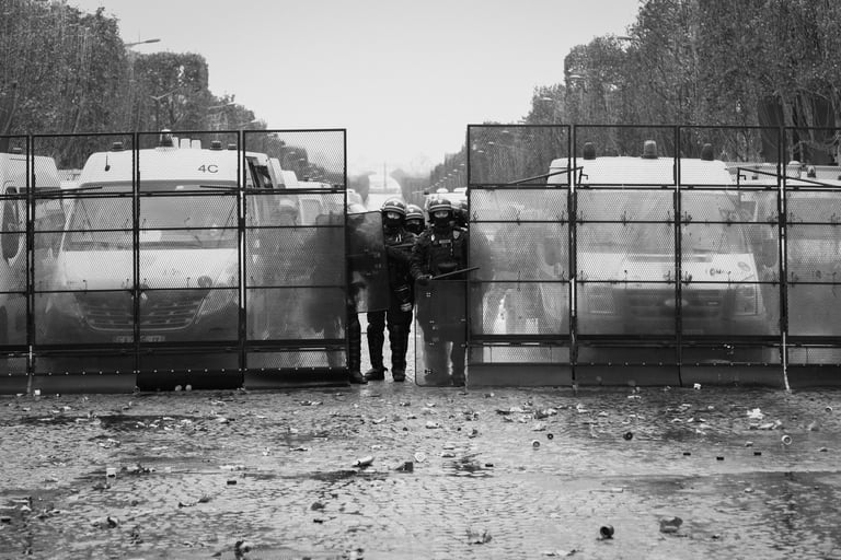 CRS et barricade manifestation gilets jaunes paris 2018