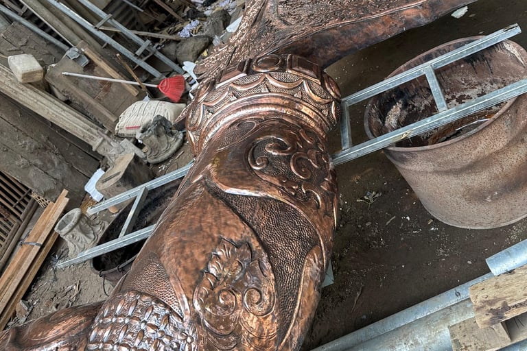 Patung keris berbahan tembaga