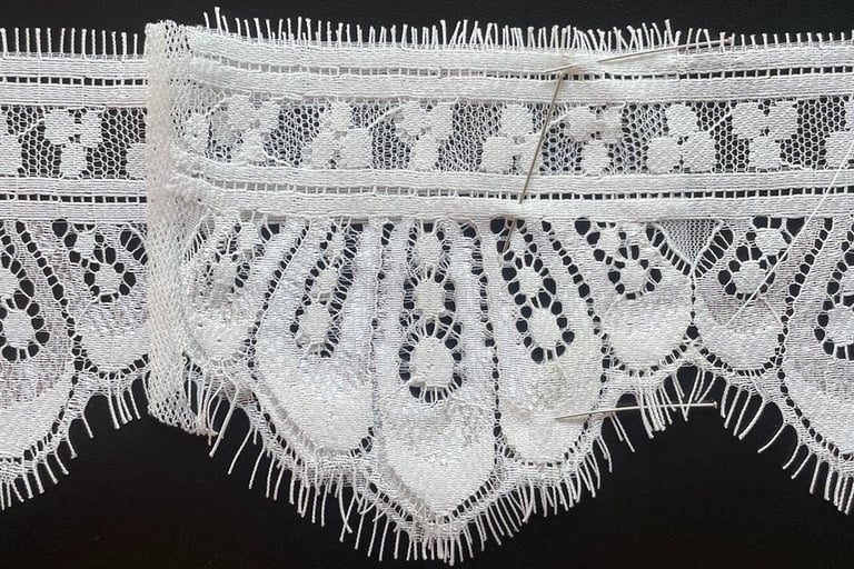 Blonde stosning af skrædder I usynlig syning af vintage look blonde