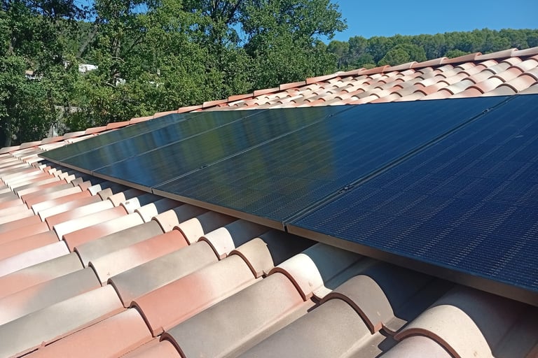 Panneaux photovoltaïques Voltec Solar intégrés sur toiture en tuiles à Lorgues dans le Var