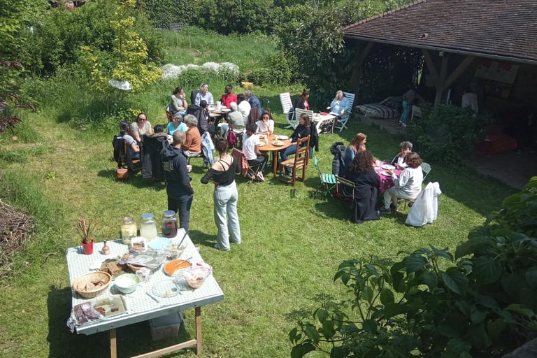 groupe de gens en extéreur avec jardin