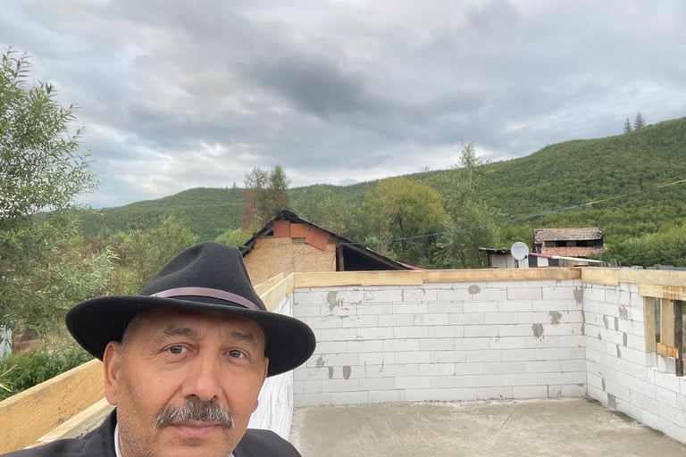 Pastor Luca tar bilde av byggeprosessen.