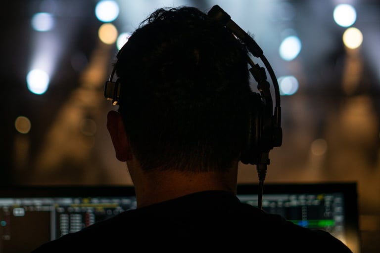 show de iluminación Bogota, iluminador para teatro Bogota, detrás de cámaras teatro