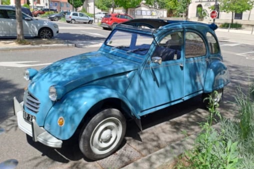 Photo 3/4 avant de la 2cv4 de 1972 sur un parking