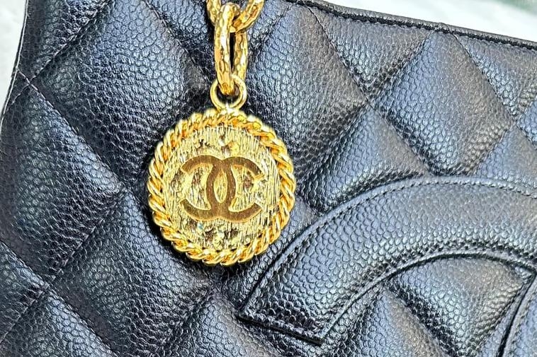 designer laukun viimeistely ja tikkaus