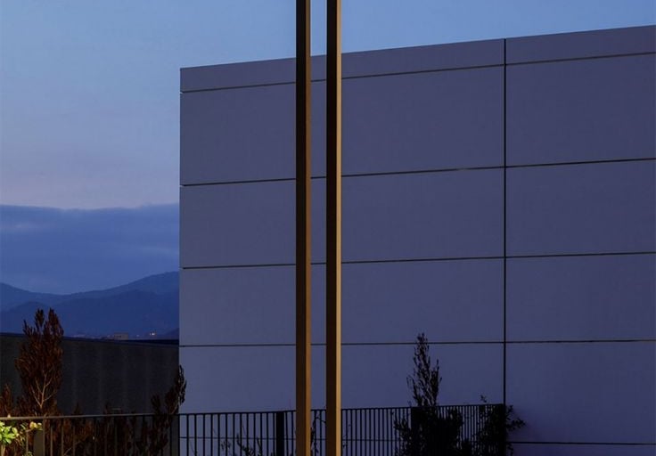 عمود إنارة ديكوري مودرن للحدائق والفلل تصنيع مصنع أكتار